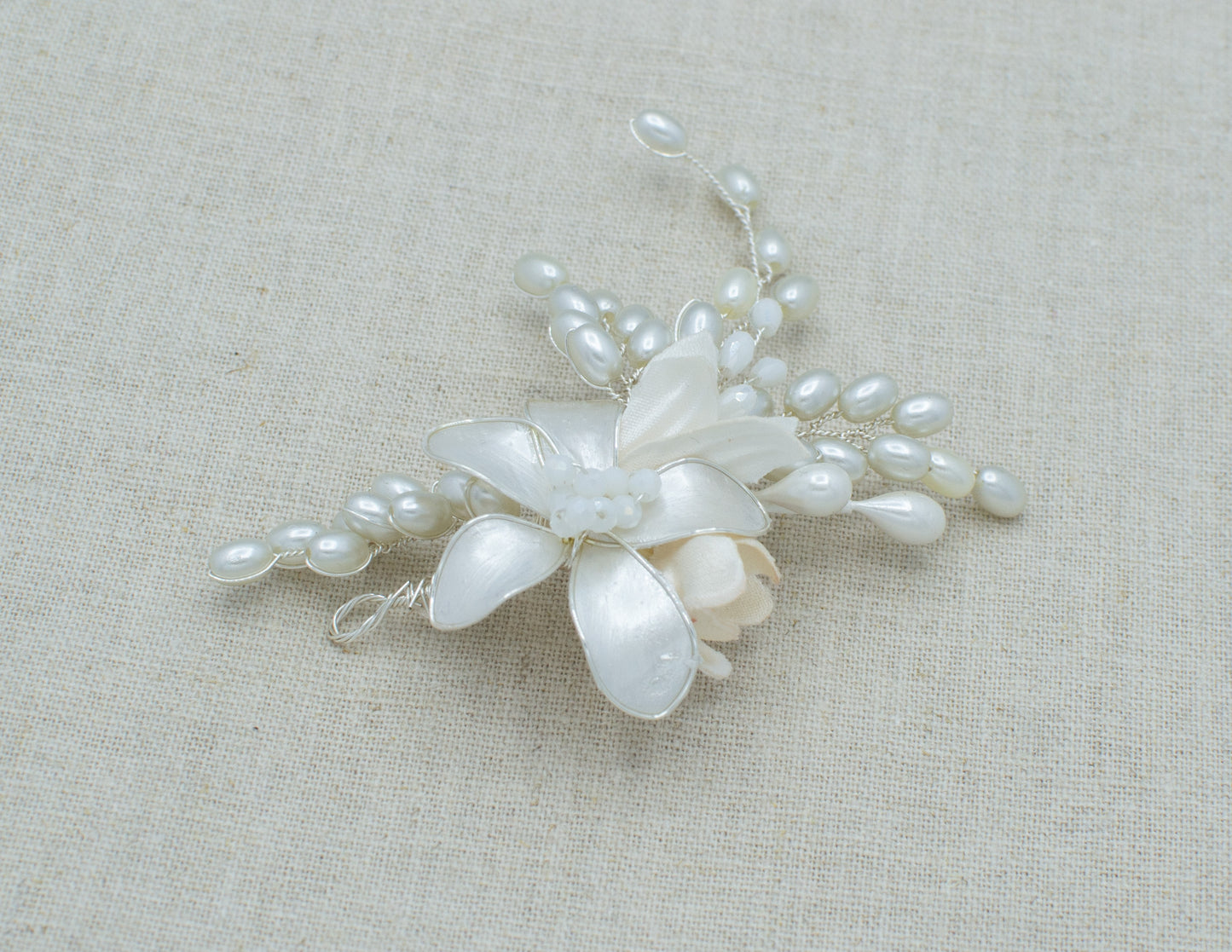 Tocado de perlas y flores