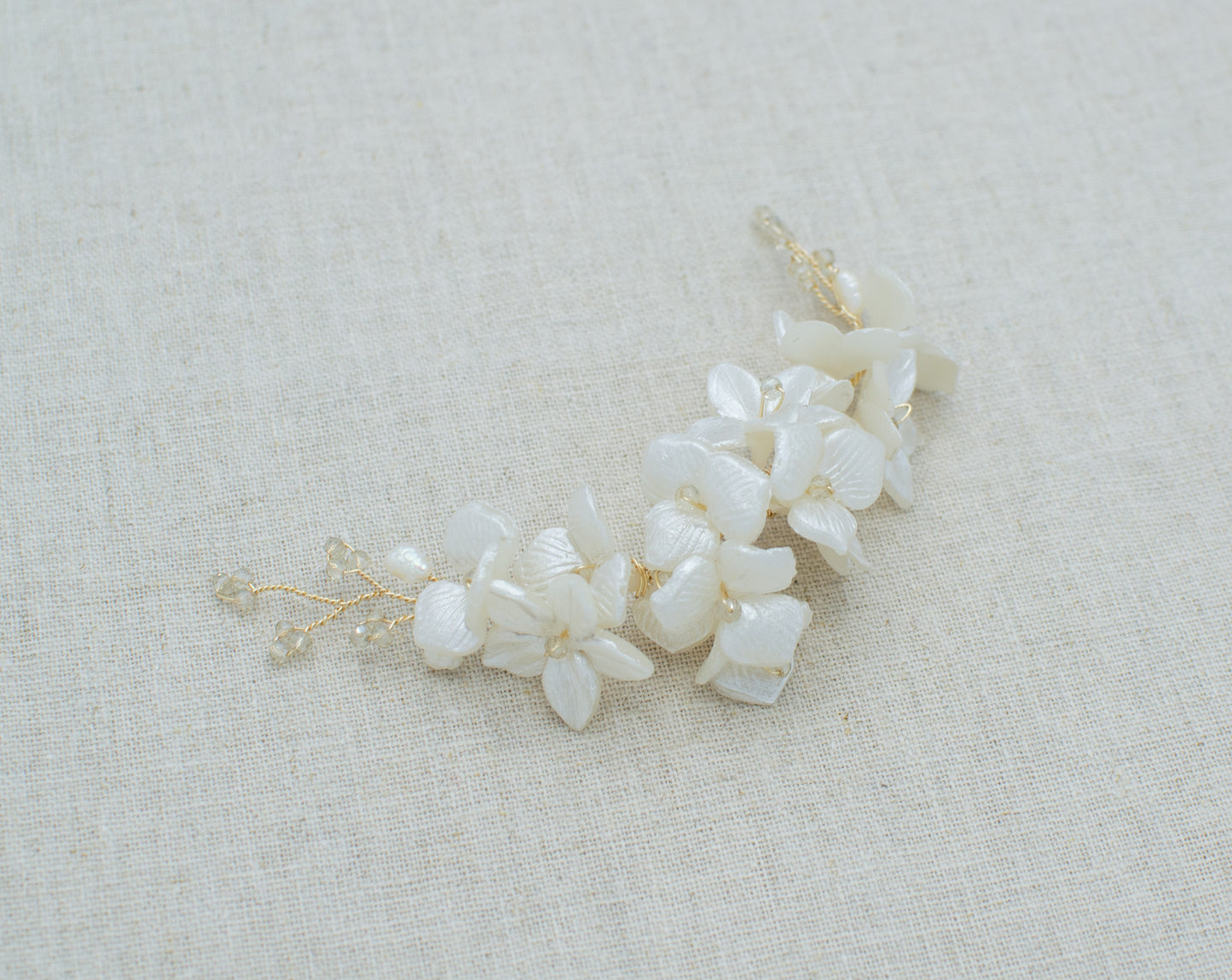 Tocado de flores blancas satinadas