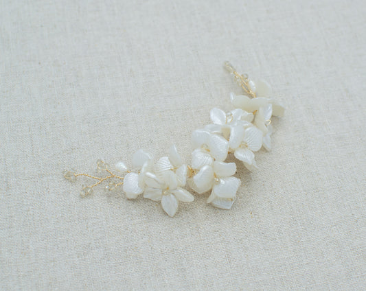 Tocado de flores blancas satinadas