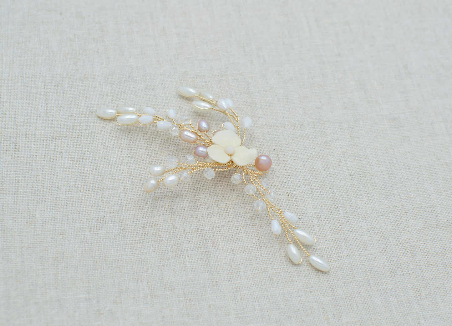 Pin de perlas blancas y rosas