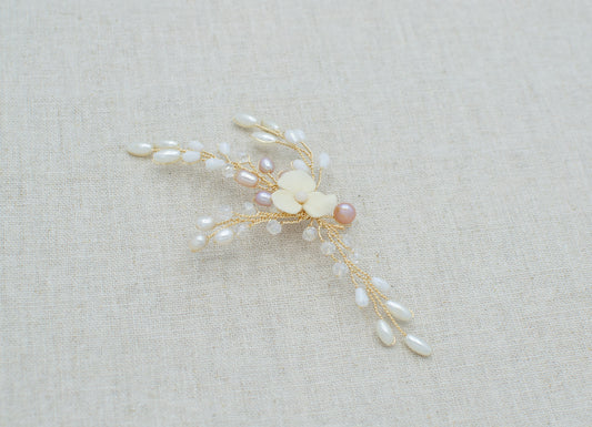 Pin de perlas blancas y rosas