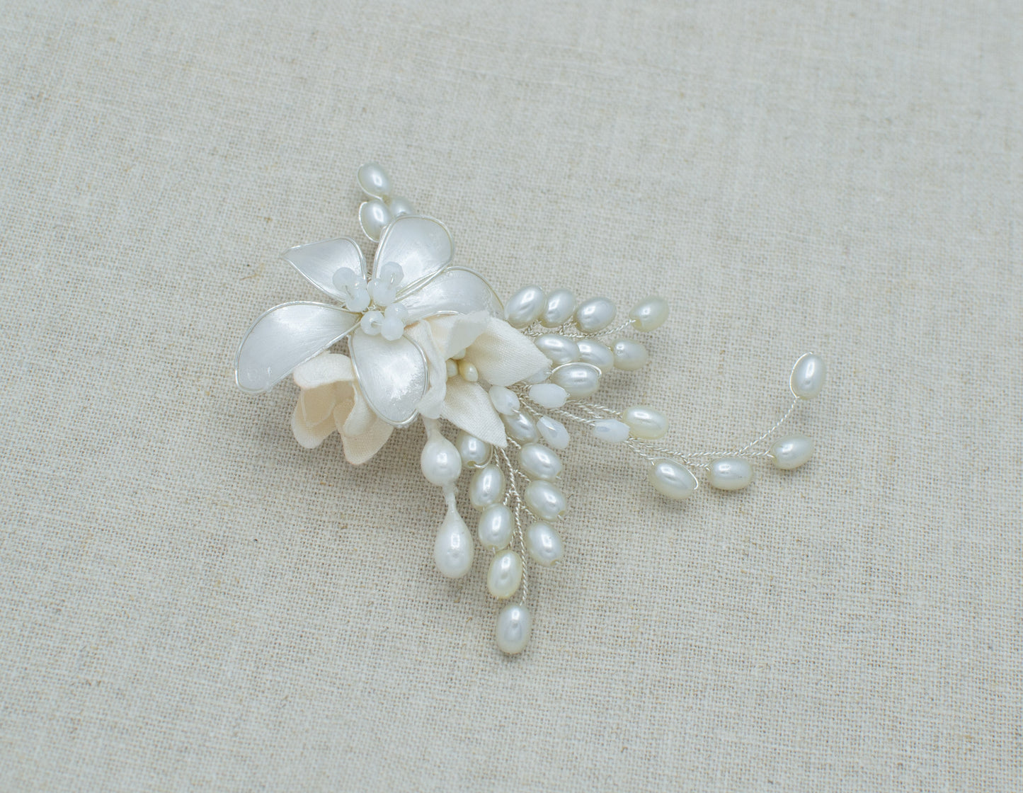 Tocado de perlas y flores