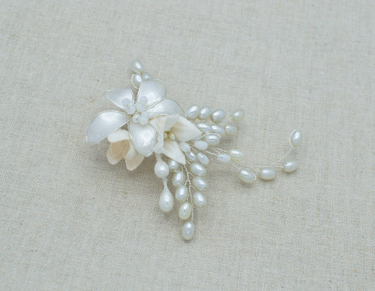 Tocado de perlas y flores