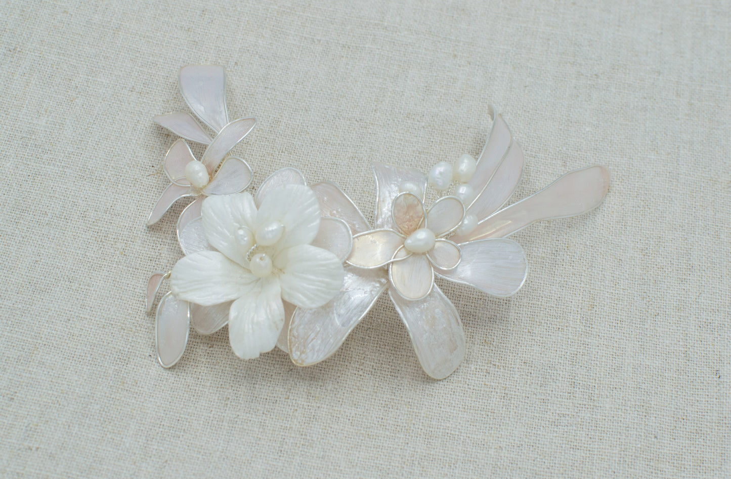 Tocado mediano de perlas y flores