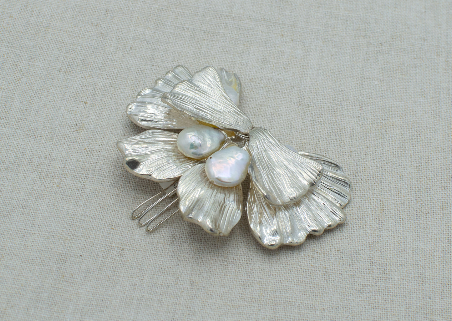 Pin metallico con perlas