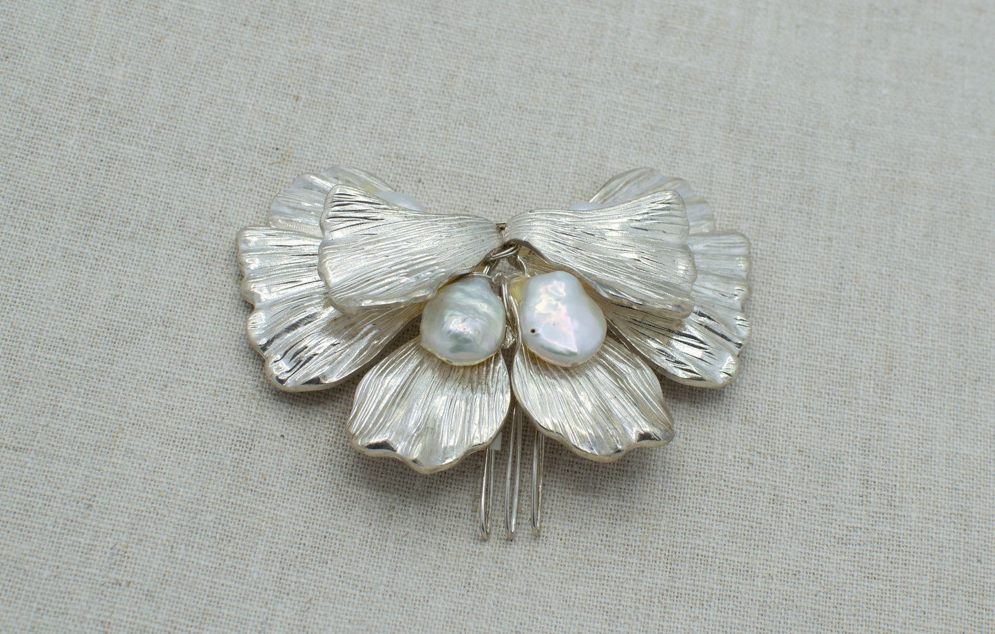 Pin metallico con perlas