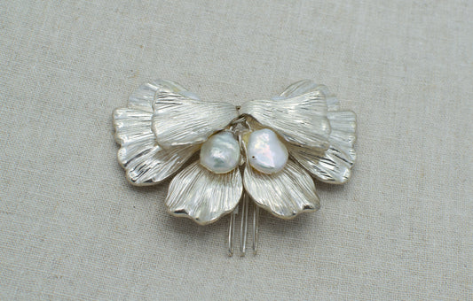 Pin metallico con perlas