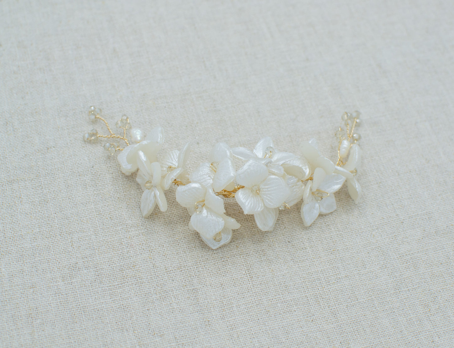 Tocado de flores blancas satinadas