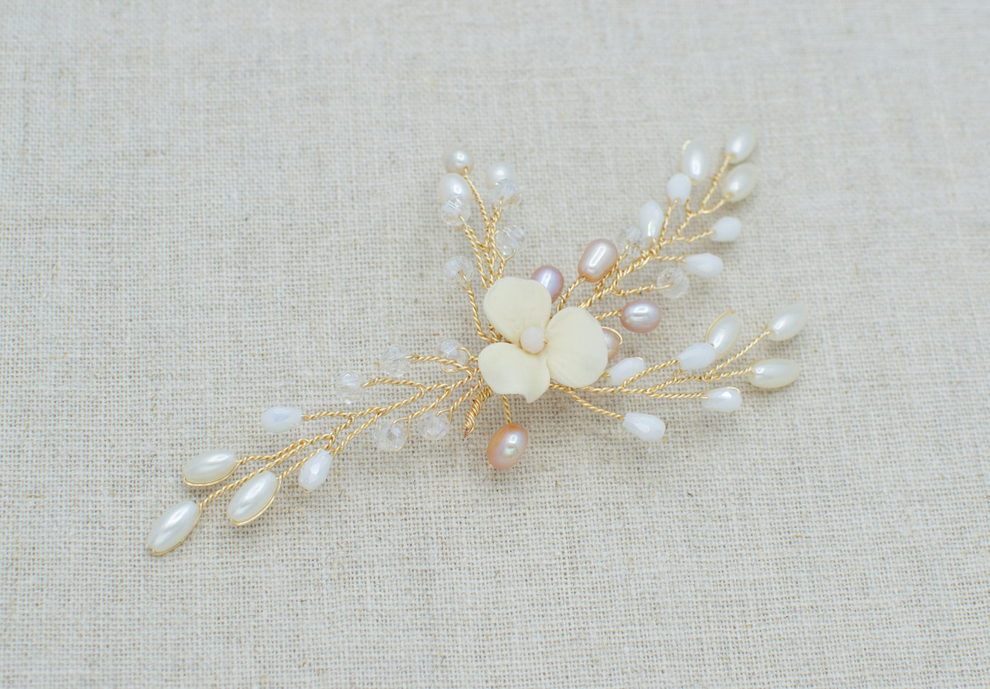 Pin de perlas blancas y rosas