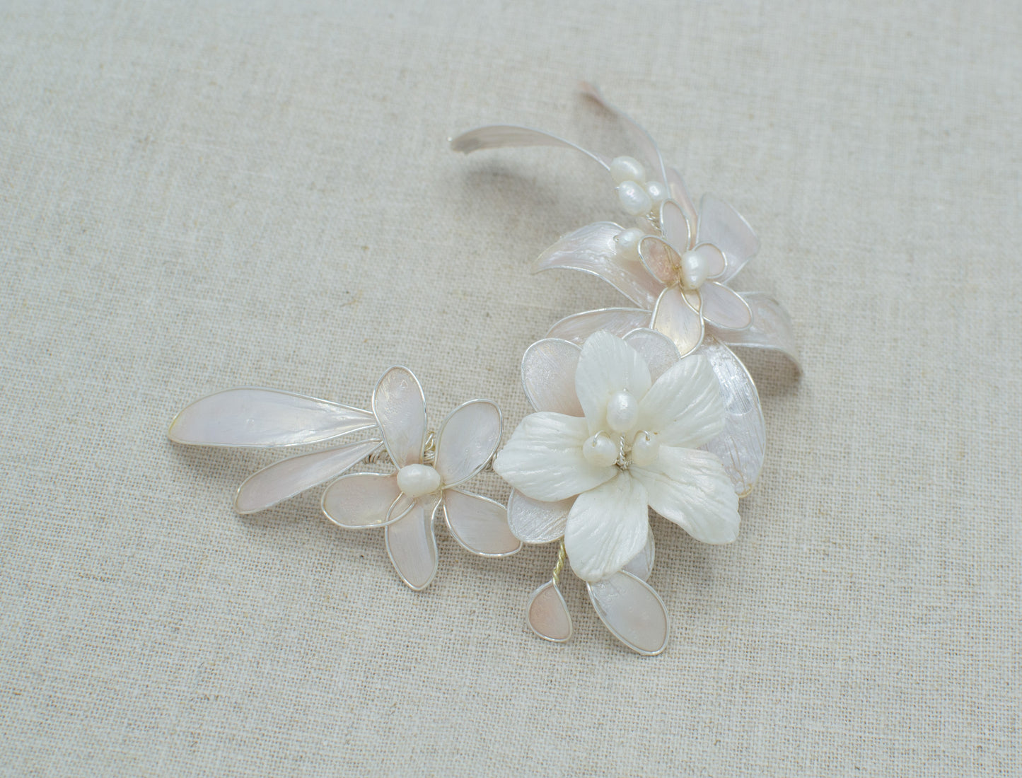Tocado mediano de perlas y flores