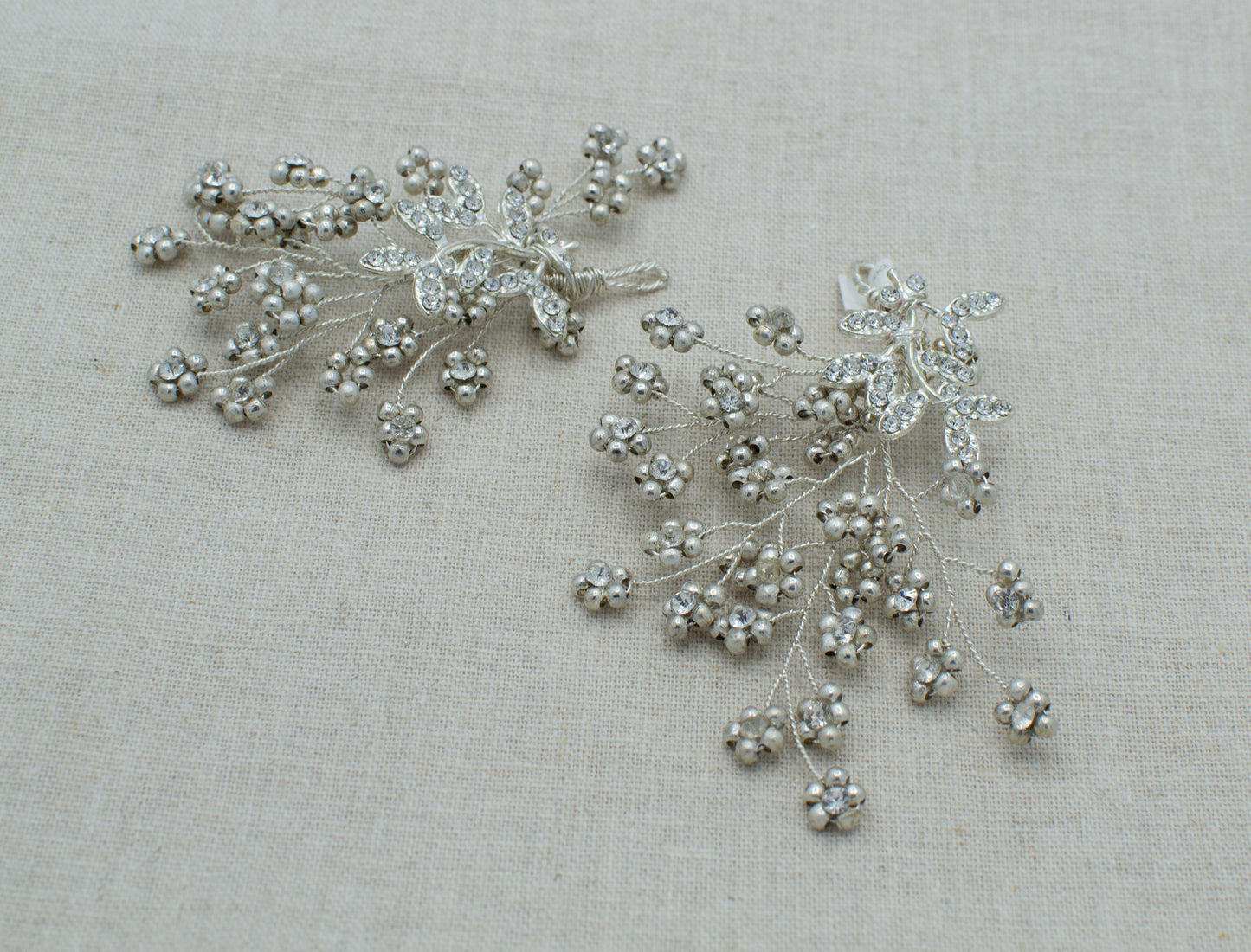 Tocado de flores con cristales y perlas plateadas